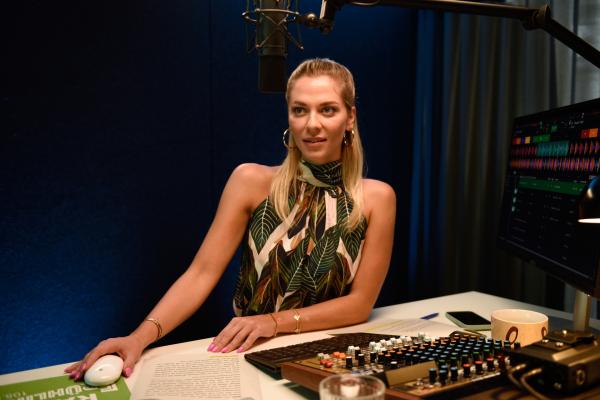 Bild 1 von 9: Henny (Valentina Pahde) unterhält mit ihrer Radiosendung ihre Zuhörer.