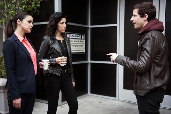 Bild 1 von 9: (v.l.n.r.) Amy Santiago (Melissa Fumero); Rosa Diaz (Stephanie Beatriz); Jake Peralta (Andy Samberg)