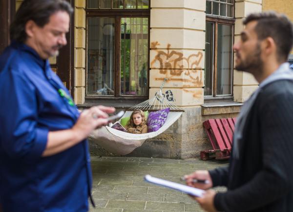 Bild 1 von 6: Kathi (Kaja Eckert) bekommt mit, dass der Koch (Kolja Kleeberg) und sein Aufnahmeleiter (Vassili Eichler) die Lehrer reinlegen wollen.