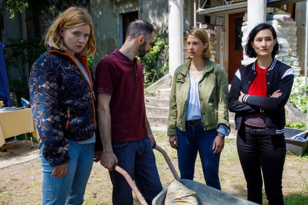 Bild 1 von 4: Nele Starke (Eva Maria Sommersberg, l.) und Simon Starke (Hadi Khanjanpour, 2.v.l.) sind wütend über Martin Raab, nachdem er sie beim Verkauf des Hauses abgezockt hat. Für Tamara Meurer (Anja Pahl, 2.v.r.) und Pauline Hobrecht (Agnes Decker, r.) ergibt sich daraus ein Motiv.