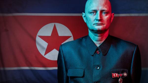 Bild 1 von 2: Als Spion in Nordkorea - ein Familienvater aus Dänemark will undercover die Verstrickungen des Regimes in den internationalen Waffen- und Drogenhandel aufdecken.