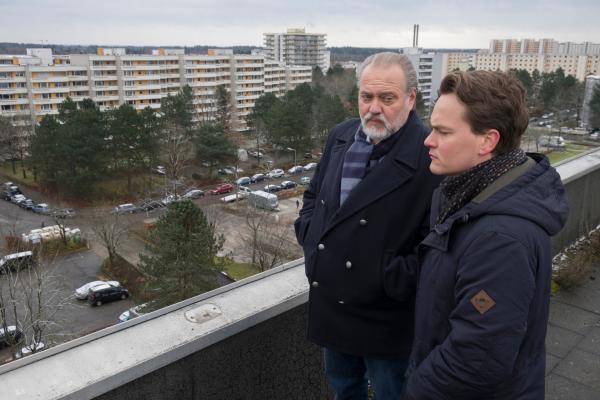 Bild 1 von 7: Hauptkommissar Richard Voss (Jan-Gregor Kremp, l.) und Tom Kupfer (Ludwig Blochberger, r.) ermitteln am Tatort. Sie rekonstruieren im Gespräch den Tatablauf.