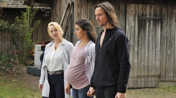 Bild 1 von 1: Noch wissen Patrick Heuser (Ralph Kretschmar, rechts) und seine hochschwangere Freundin Jenny (Amina Hafiz, Mitte) nicht, dass Nele Fehrenbach (Floriane Daniel) Polizistin ist.