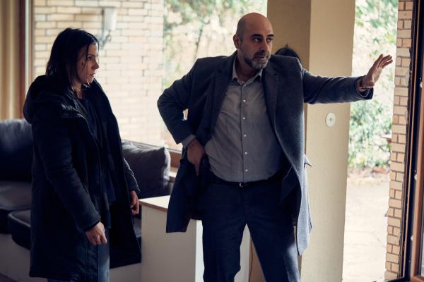 Bild 1 von 5: Gemeinsam schaffen es Alex (Aylin Tezel) und Nowak (Özgür Karadeniz) alle Puzzleteile an den richtigen Platz zu setzen und es kristallisiert sich heraus, wie Vergangenheit und Gegenwart in Wahrheit miteinander verknüpft sind.