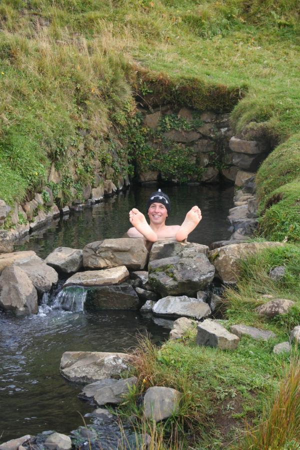 Bild 1 von 4: Willi in Island beim Bad in einer typischen heißen Quelle.