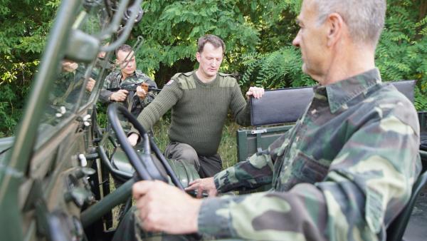 Bild 1 von 4: Spielszene: Verhaftung eines britischen Militäraufklärers durch sowjetische Soldaten, Jüterbog.