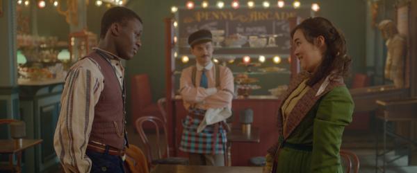 Bild 1 von 1: Sam (Charles de Meester, Mitte) weiß nicht so genau, was er von der neuen Alliance zwischen Will (Nana Agyeman-Bediako, links) und Josie (Yuki Sutton, rechts) halten soll.