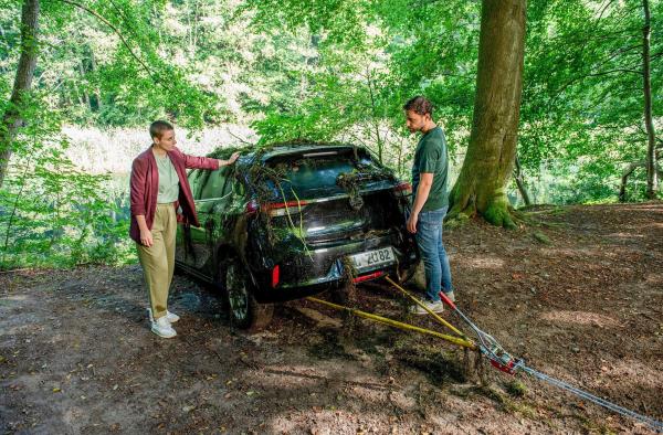 Bild 1 von 8: Im Bild: In einem Löschteich wird ein Kleinwagen mit einer weiblichen Leiche entdeckt. Nina (Julia E. Lenska, l.) und Gregor (Jonas Minthe, r.) rätseln - wie ist er dort hingekommen?