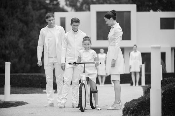 Bild 1 von 22: Die Welt, in der Jonas (Brenton Thwaites, 2.v.l.) mit seiner Familie (Alexander Skarsgård, l., Emma Tremblay, 2.v.r., Katie Holmes, r.) lebt, scheint absolut perfekt zu sein. Es gibt keine Gewalt, aber auch keine echten Emotionen. Doch bald wird Jonas gezwungen, all das zu hinterfragen ...