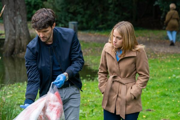 Bild 1 von 12: Aljonas blutiger Schleier wurde im Park gefunden. Alex (Aleksandar Radenkovic) und Jessica (Paula Kalenberg) sichern ihn für die Kriminaltechnik.