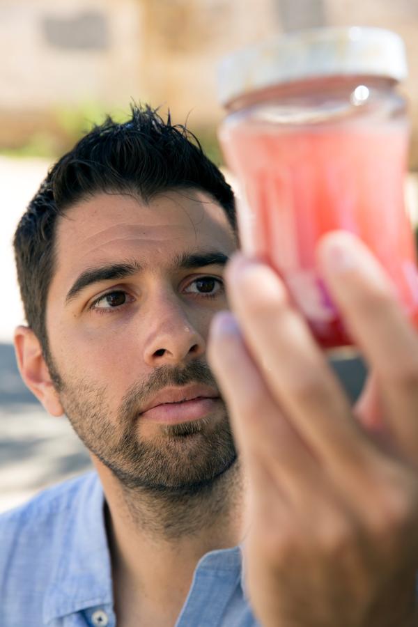 Bild 1 von 2: Dr. Javier Ferna?ndez-Lozano mit einer BBC-Probe des \