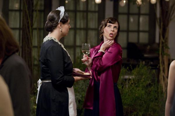 Bild 1 von 5: Donna Mullens (Sarah Burns, r.)