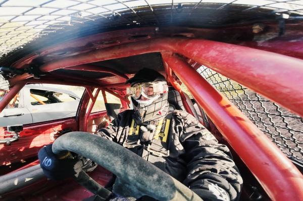 Bild 1 von 4: Waldi bei einem Stockcar-Rennen