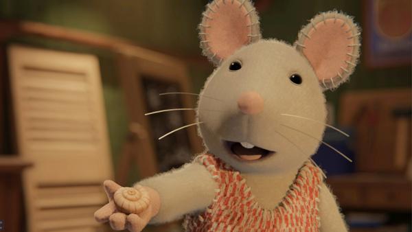 Bild 1 von 2: Julia zeigt Sam ihre Glücksmuschel. Diese hat sie von ihrer Heimatinsel mitgebracht.© ZDF/Cielo Films/Caribara Production/SuperswissRed/M.A.R.K.13/ZDF Studios GmbH - Honorarfreie Verwendung gemäß AGB im redaktionellen Zusammenhang mit genannter Sendung bei Nennung \