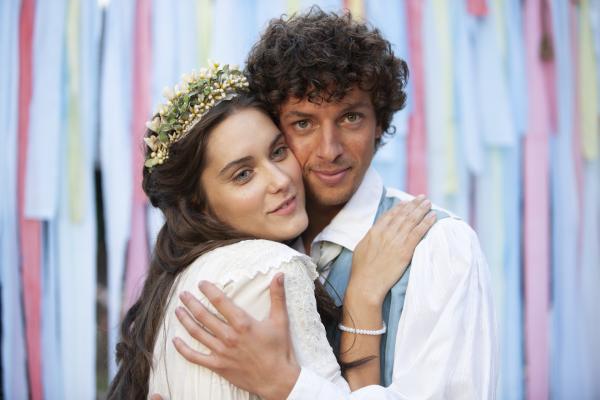 Bild 1 von 10: Margarete (Judit Bárdos) und Bonifatius (Jan Cina) sind allen Intrigen entkommen.