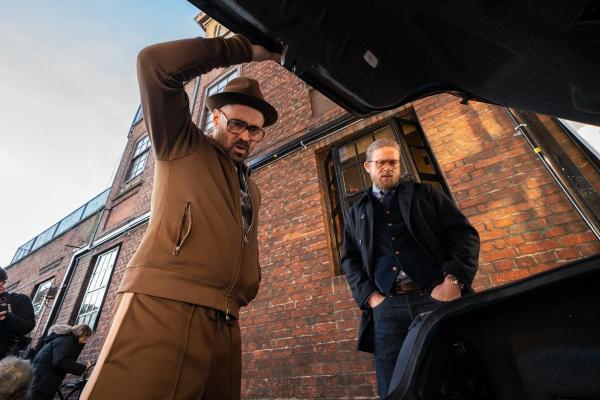 Bild 1 von 14: Coach (Colin Farrell, l.); Raymond Smith (Charlie Hunnam, r.)