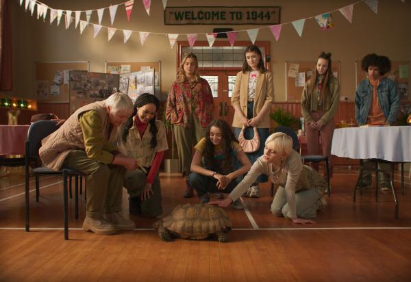 Bild 1 von 5: Erst als Addie (Lola Blue, 4. von links) und Audrey (Eve Midgley, 2. von links) auch Bonnie (Ella Maisy Purvis, 3. von rechts), Miriam Jensen (Carol Moore, links), Addies Schwestern Nina (Cait Hamilton, 4. von rechts) und Keedie (Georgia De Gidlow, 3. von links), sowie Jenna (Evie Elgie, 2. von rechts) und Frank (Zac Looker, rechts) zusammengetrommelt haben, gelingt es ihnen, den korrekten Code für den Safe herauszufinden.