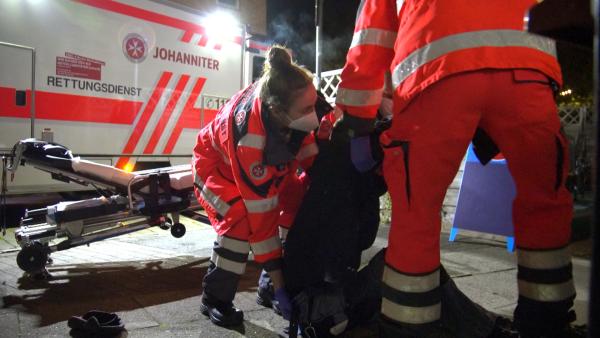 Bild 1 von 1: Der Rettungsdienst kümmert sich um einen stark alkoholisierten Mann