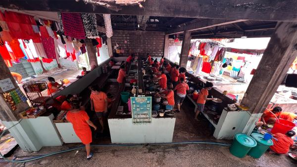 Bild 1 von 3: Die Correctional Institution for Women limitiert Wasser streng. Ob trinken, waschen, spülen oder duschen - das Wasser hierfür fließt nur wenige Stunden am Tag.