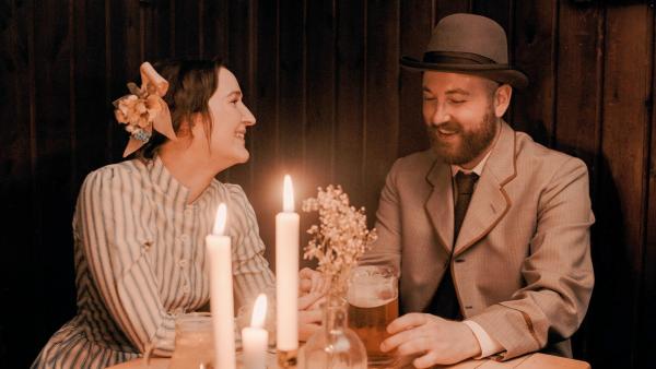 Bild 1 von 16: Im Bild: Verliebtes Paar im Wirtshaus.