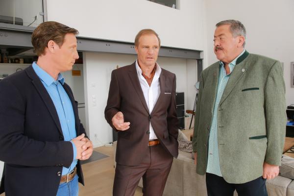 Bild 1 von 7: Paul Eckert (Thorsten Nindel, M.) erzählt den Kommissaren Hofer (Joseph Hannesschläger, r.) und Bach (Patrick Kalupa, l.), wie die geschäftliche Zusammenarbeit mit dem Ermordeten war.