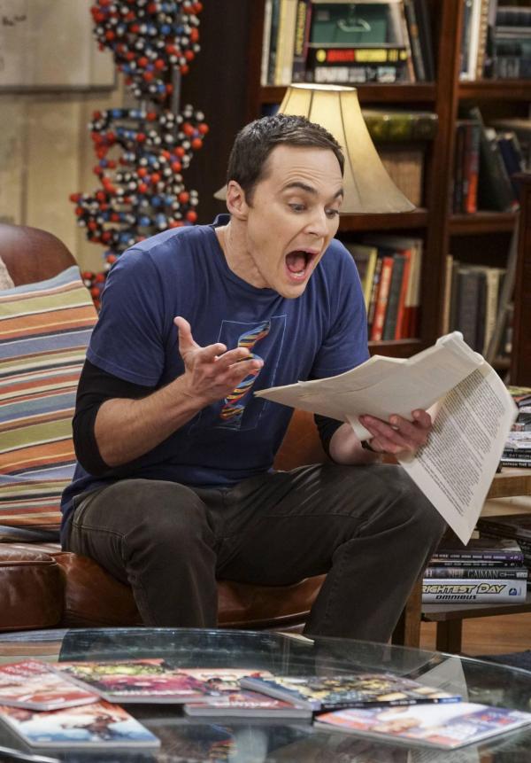 Bild 1 von 18: Als Sheldon (Jim Parsons) Berts Arbeit liest, muss er zu seinem Entsetzen feststellen, dass sie tatsächlich bahnbrechend ist. Das führt dazu, dass sich Sheldon vor lauter Wut selbst attackiert ...
