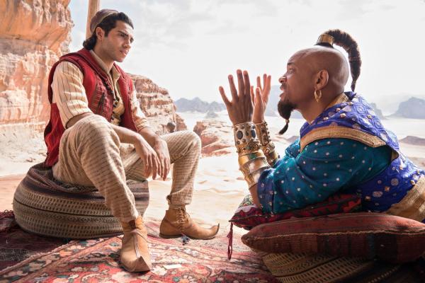 Bild 1 von 19: Aladdin (Mena Massoud, l.); Dschinni (Will Smith, r.)