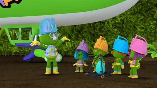 Bild 1 von 6: Professor Gimbal hat eine Idee, wie die vier Tüftler das Rotkehlchen-Ei auf den Baum transportieren können.