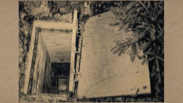 Bild 1 von 5: Ursula Herrmann wird in einer im Waldboden eingelassenen Holzkiste eingesperrt.