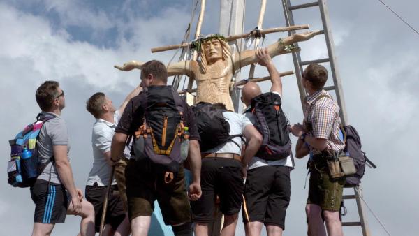 Bild 1 von 10: Im Bild: Der Herrgott wird montiert - Greim.