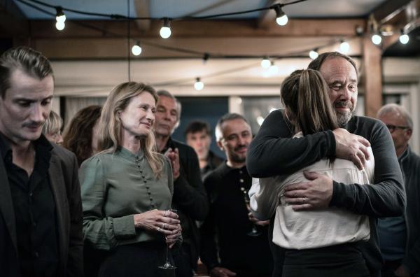 Bild 1 von 6: Bis auf einen ist die Familie Leprieur seit langem wieder vereint: Jean (Pierre Lottin), Laurence (Astrid Whettnall), Emma (Margot Bancilhon) und Pierre (Olivier Gourmet, v.l.).