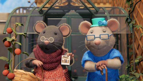 Bild 1 von 2: Oma Gouda (links) und ihre alte Freundin aus Kindertagen (rechts) posieren an der selben Stelle wie früher für ein Foto.