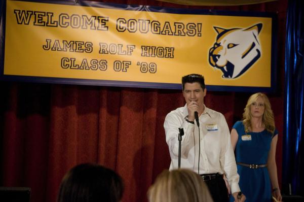 Bild 1 von 6: Ron Donald (Ken Marino, l.); Jena Diego (Hillary Straney, r.)