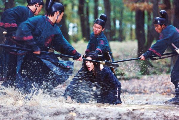 Bild 1 von 19: Immer wieder versuchen die kaiserlichen Garden, die blinde Mei (Zhang Ziyi, M.) gefangen zu nehmen. Doch diese hat überall in die Wälder geheimnisvolle Verbündete ...
