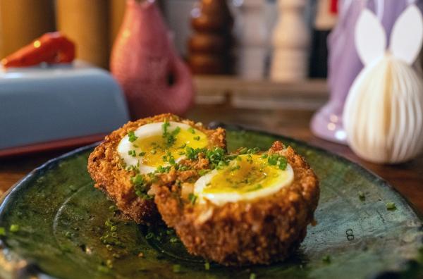 Bild 1 von 3: Scotch Egg: ein gekochtes, im Hackfleischmantel frittiertes Ei