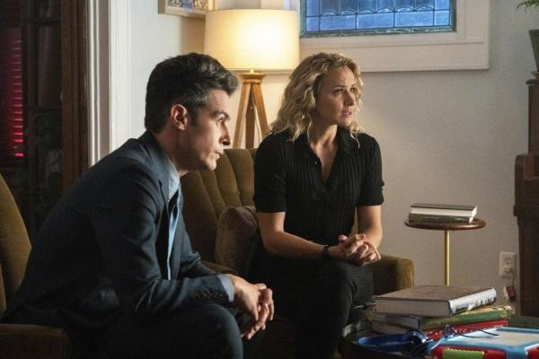 Bild 1 von 4: Special Agent Stuart Scola (John Boyd, l.); Special Agent Nina Chase (Shantel VanSanten, r.)