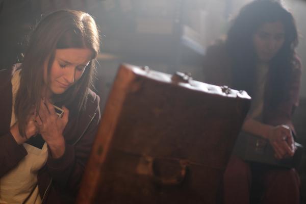 Bild 1 von 4: Im Schutz des Archivraums macht Arianne (Josefine Koenig) eine schmerzvolle Entdeckung.