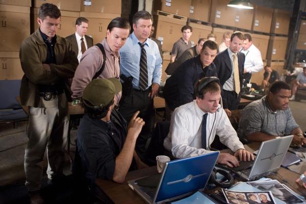 Bild 1 von 16: Captain Ellerby (Alec Baldwin, M.M.) und Sergeant Dignam (Mark Wahlberg, M.l.) ahnen noch nicht, dass ihr Kollege Colin Sullivan (Matt Damon, M.r.) ein Maulwurf aus Costellos Reihen ist ...