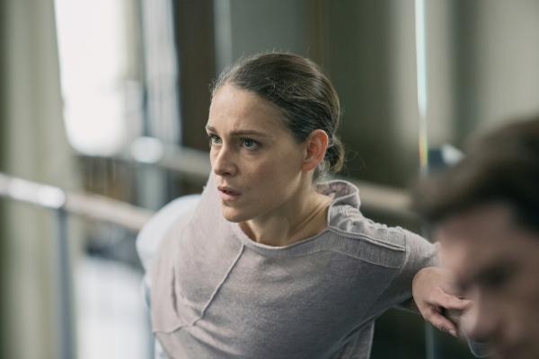 Bild 1 von 3: Zoé (Ariane Labed) steht kurz vor ihrer Belastungsgrenze. Sie erfährt, dass sie die Choreografie für die Aufführung in letzter Minute anpassen muss. Doch ihre Bemühungen die Aufführung zu retten, enden in einer Katastrophe.