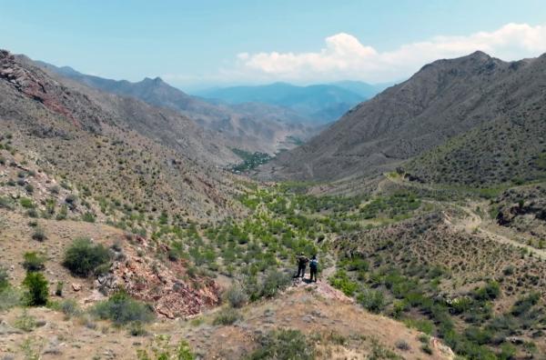 Bild 1 von 4: Ranger Mkrtich Boyajyan (li.) und Parkleiter Arthur Samvelyan (re.) blicken über die Weiten des Arevik-Nationalparks.