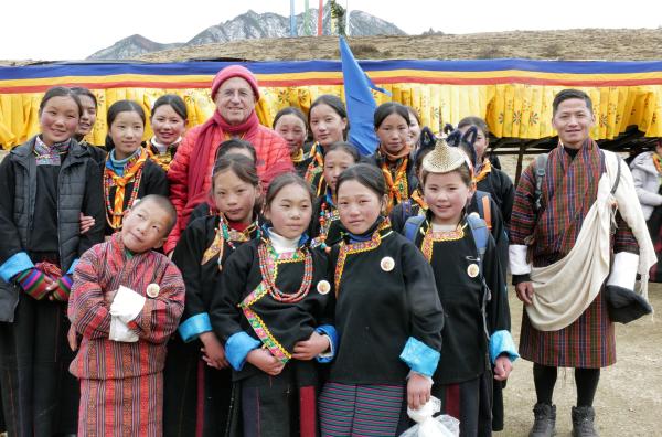 Bild 1 von 5: Matthieu Ricard (mit roter Kopfbedeckung) ist unterwegs in Bhutan und berichtet von der Gelassenheit der Menschen und den wunderschönen Landschaften.