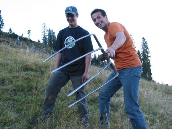 Bild 1 von 3: Willi (rechts) auf der Ornach Alpe mit Peter beim Alpengolfen. So nennt er das Verteilen der Kuhfladen auf der Weide.