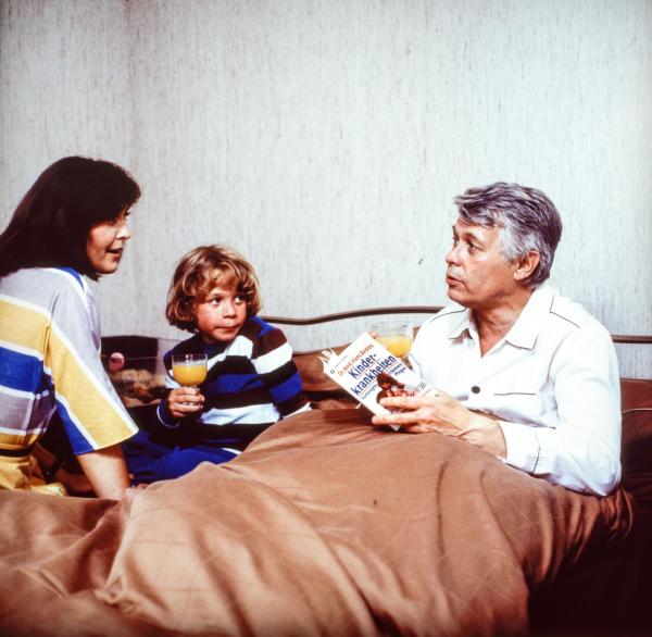 Bild 1 von 3: Im Bild: Liebevoll pflegt Angi (Thekla Carola Wied) ihre kranken Männer, Tom (Tarek Helmy) und Werner (Peter Weck).