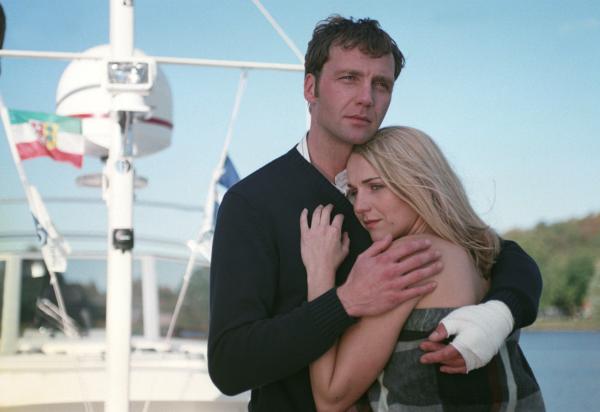 Bild 1 von 1: Oliver (Patrik Fichte) würde Bianca (Tanja Wedhorn) so gerne Schutz und Zukunft bieten, aber er sieht keinen Weg für ein gemeinsames Glück, ohne Judith und das gemeinsame Kind zu verraten.