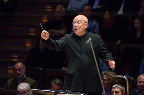 Bild 1 von 3: Dennis Russell Davies dirigiert das MDR-Sinfonieorchester    Die \