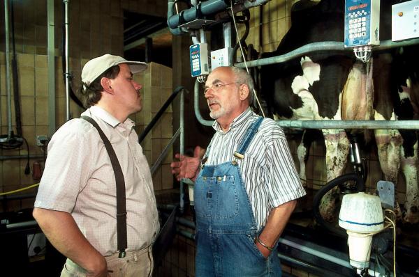 Bild 1 von 4: Bauer Hansen (Jens-Peter Brose, l.) staunt nicht schlecht als er erfährt, dass Peter (Peter Lustig, r.)  eine Kuh kaufen möchte.