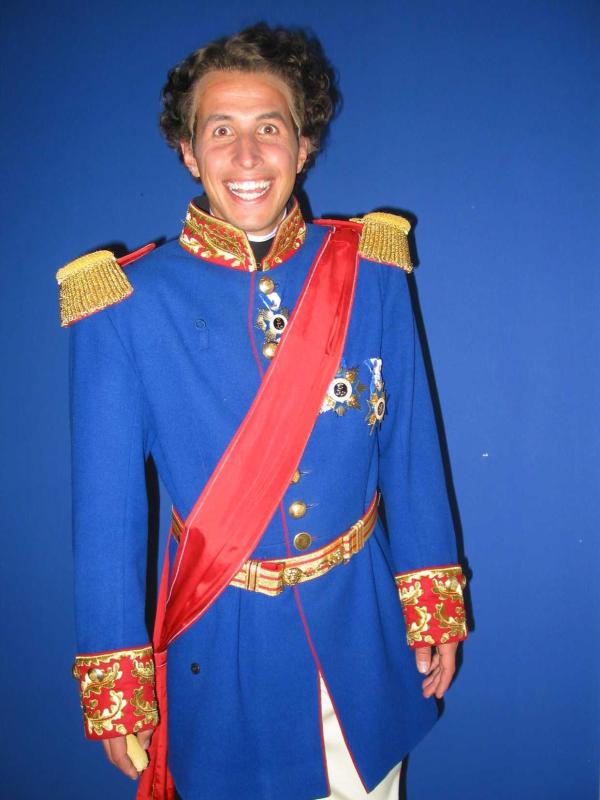 Bild 1 von 3: Heute schaut Willi hinter die Kulissen des Musical-Theaters in Füssen. Willi darf als König Ludwig II. auf die Bühne.