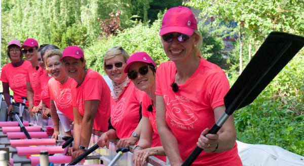 Bild 1 von 3: Esther Irmer (vorn rechts) leitet mit viel Engagement und Power die Selbsthilfegruppe Kieler Brustkrebssprotten. Frauen, die an Brustkrebs erkranken, finden hier Kraft, Unterstützung, jede Menge Anregungen und auch neue Freundschaften.