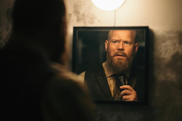 Bild 1 von 7: Nach einem Shitstorm aus dem Netz und einem Zwangsouting seiner wahren Identität entschließt sich der Modeverkäufer und Online-Troll Tom Hallsténsen (Anders Baasmo) dazu, einen radikalen Imagewechsel vorzunehmen.