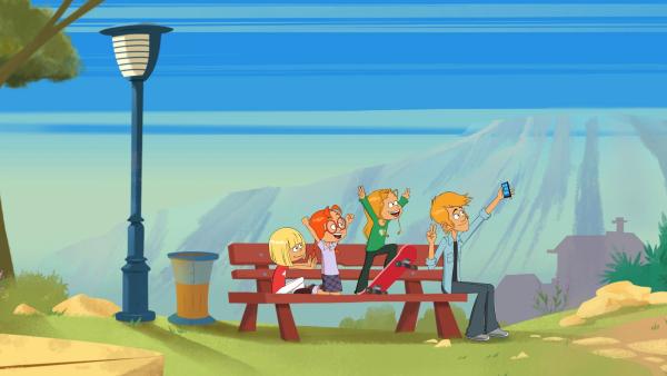 Bild 1 von 3: Max nimmt ein Selfi im Park mit Marine, Nat und Lulu auf.